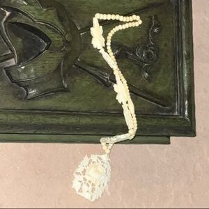 Cream Floral 1940s - 1950s Early Plastic Costume Jewelry Necklace